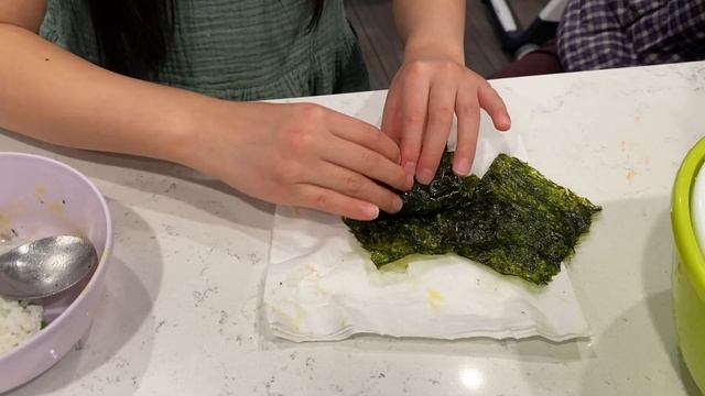 Olive demos how to eat Kim Bap смотреть онлайн