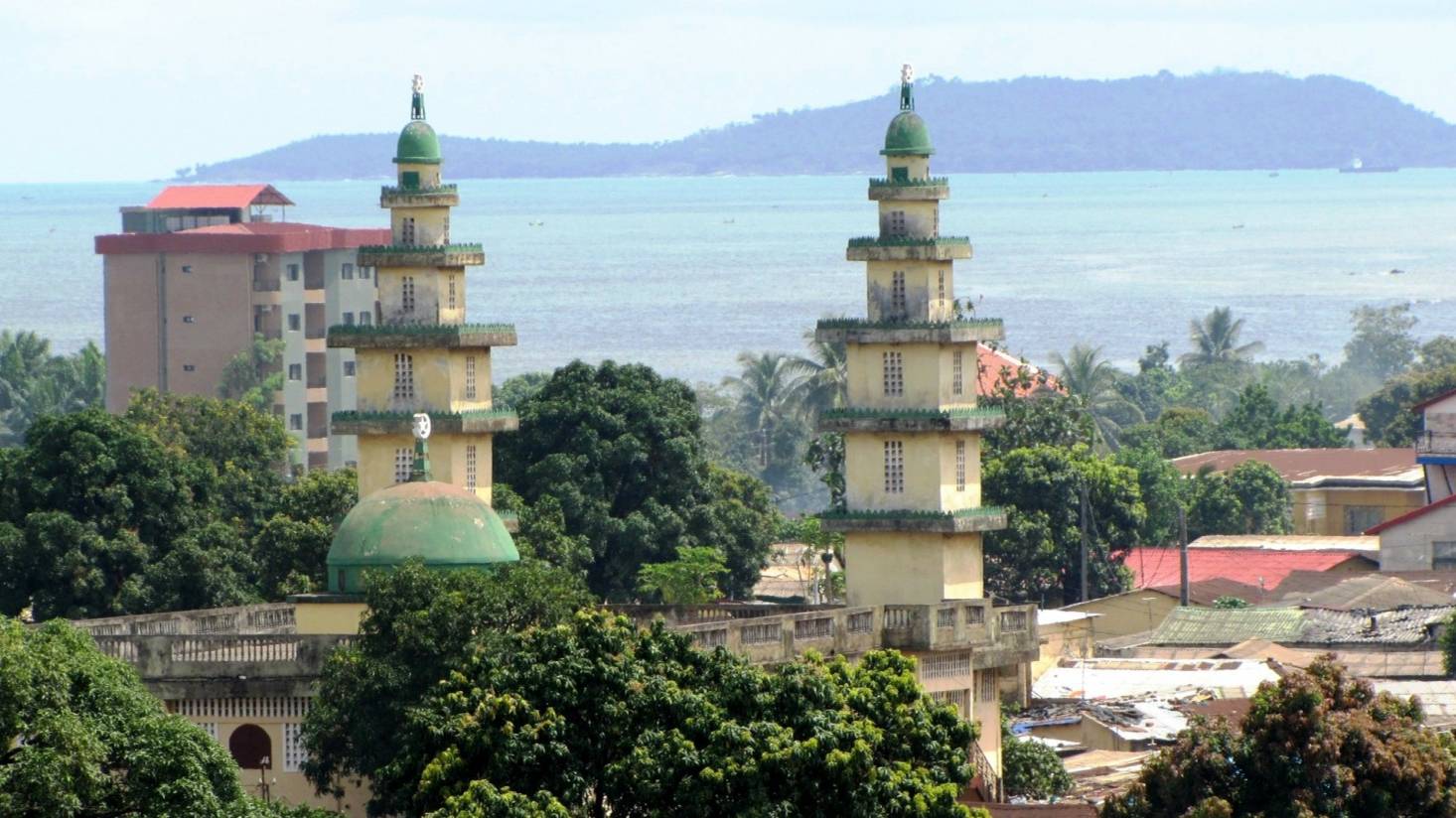 Гвинея. Конакри. Район «Матам». Окраина города.