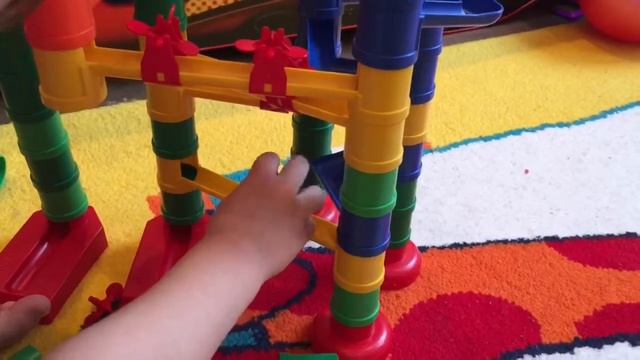 Торопули играют в весёлые горки собираем конструктор запускаем шарики смотреть онлайн