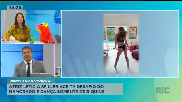 Atriz Leticia Spiller aceita desafio do namorada e dança somente de biquíni смотреть онлайн