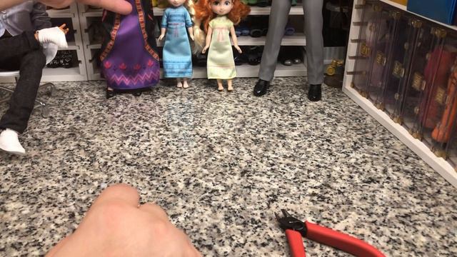 Disney: Mattel Frozen Royal Family of Arendelle Doll unboxing and review смотреть онлайн