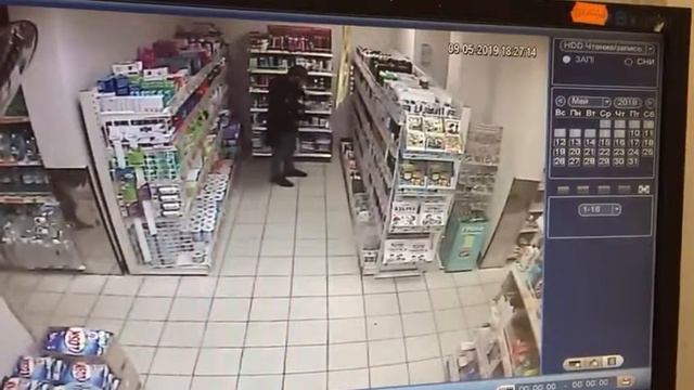 Вот как воруют воры в магазинах а потом кормят этим своих родных жён и детей смотреть онлайн