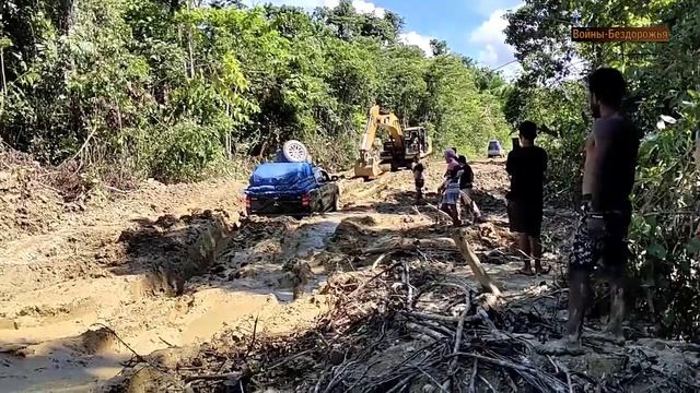 Mitsubishi Double Cab Triton 4x4 На Бездорожье, Очень Сложный Маршрут По Грязной Дороге. смотреть онлайн