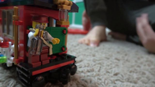Building the LEGO Winter Holiday Train Around the Christmas Tree смотреть онлайн