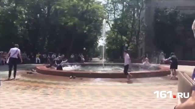 Выпускники устроили купание в фонтане смотреть онлайн
