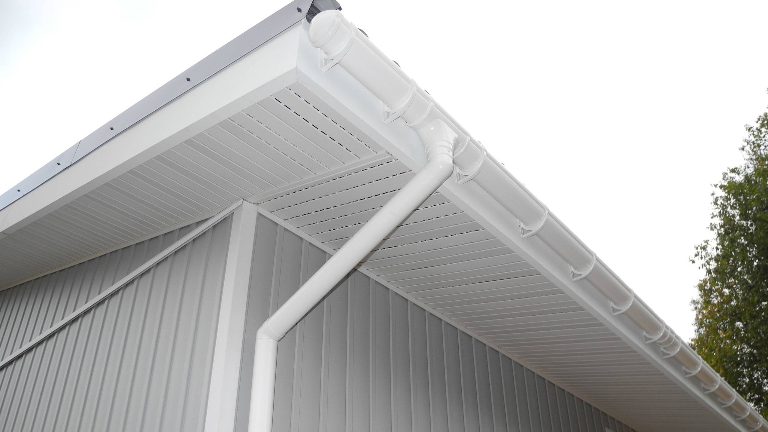 Монтаж пластиковой водосточной системы от Гранд Лайн своими руками. Сдача объекта! смотреть онлайн