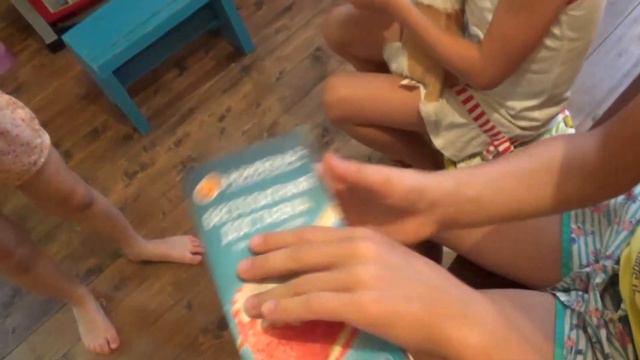 Девочки играют в кукол,выбирают и кушают пиццу. смотреть онлайн