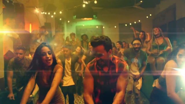 Luis Fonsi - AFAS Live - 4 December смотреть онлайн