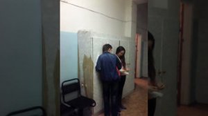 Парень пристал к девушке в больнице