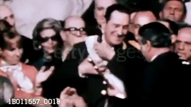 Raúl Lastiri le pone la banda presidencial a Perón ( HD ) смотреть онлайн