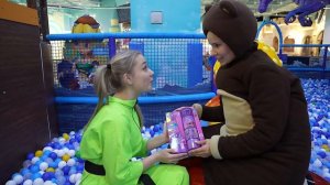 Алиса Шоу - Алиса и Медведь ищут кукол BFF в парке Тейкабум