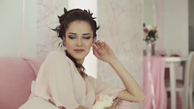 Утро невесты в отеле Morning bride at the hotel смотреть онлайн