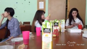 Девочка сосёт палец как младенец! А ведь ей 12!!!