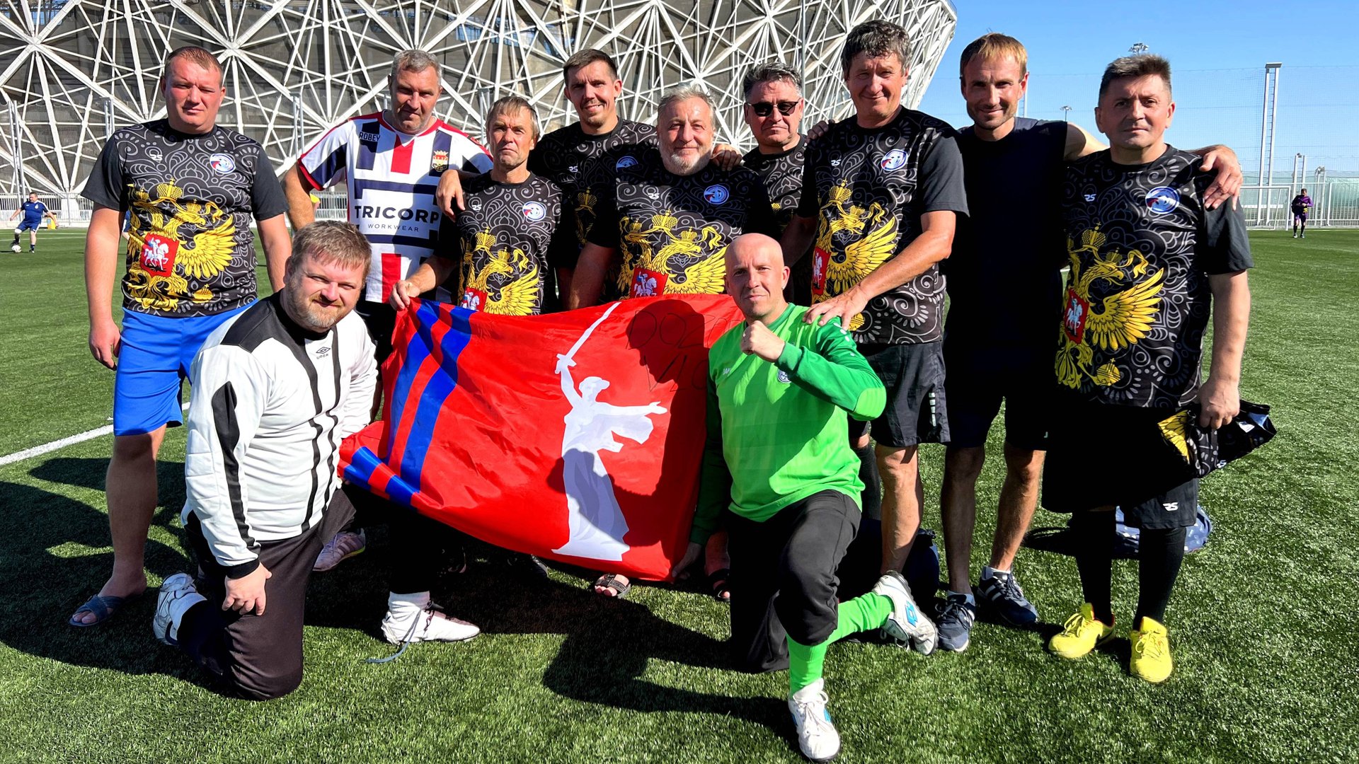 «А по тёмным улицам гуляет дождь» 🌧 (Золотые хиты) — Team J ⚽ смотреть онлайн