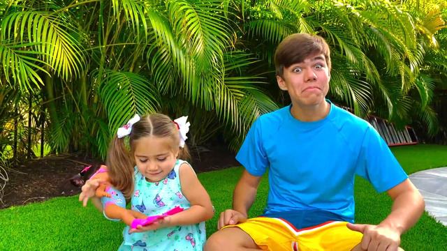 Настя и Мия играют с куклами | Мия Настя и Артем