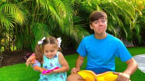 Настя и Мия играют с куклами | Мия Настя и Артем