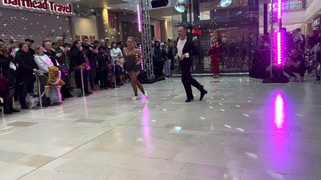 James and Ola Jordan perform “The Jive” in Leicester смотреть онлайн