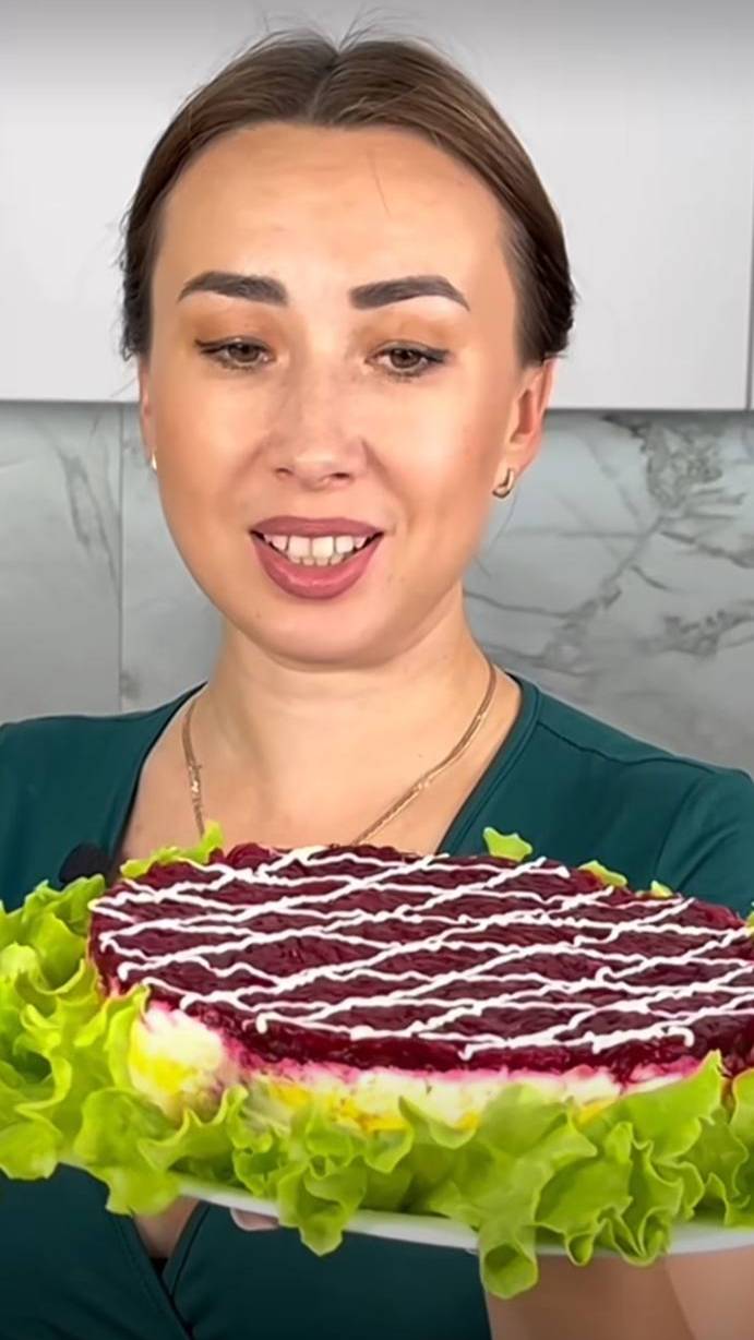 Салат «Простецкий»! Без рыбы и мяса, всего 4 простых продукта в составе! #Shorts смотреть онлайн