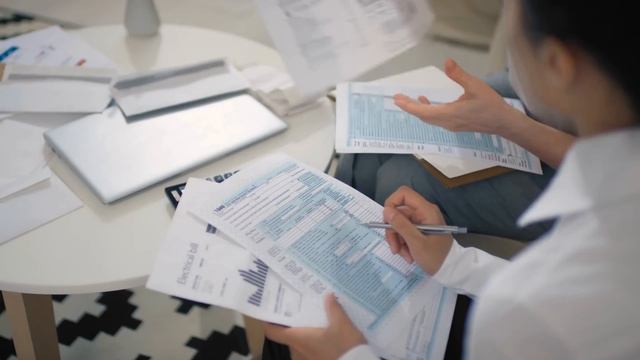 How He Makes $200,000,000/Year смотреть онлайн
