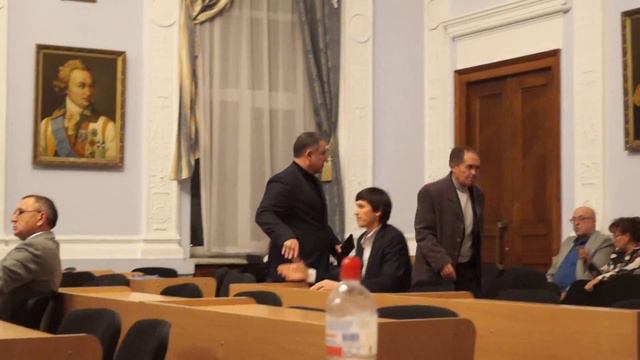 Гранатуров покидает сессионный зал смотреть онлайн