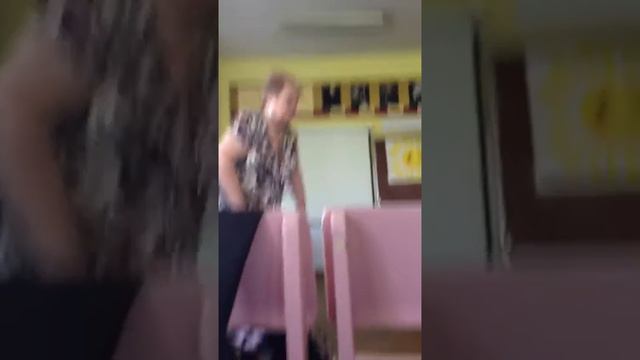 УЧИЛКА УДАРИЛА УЧЕНИКА! смотреть онлайн