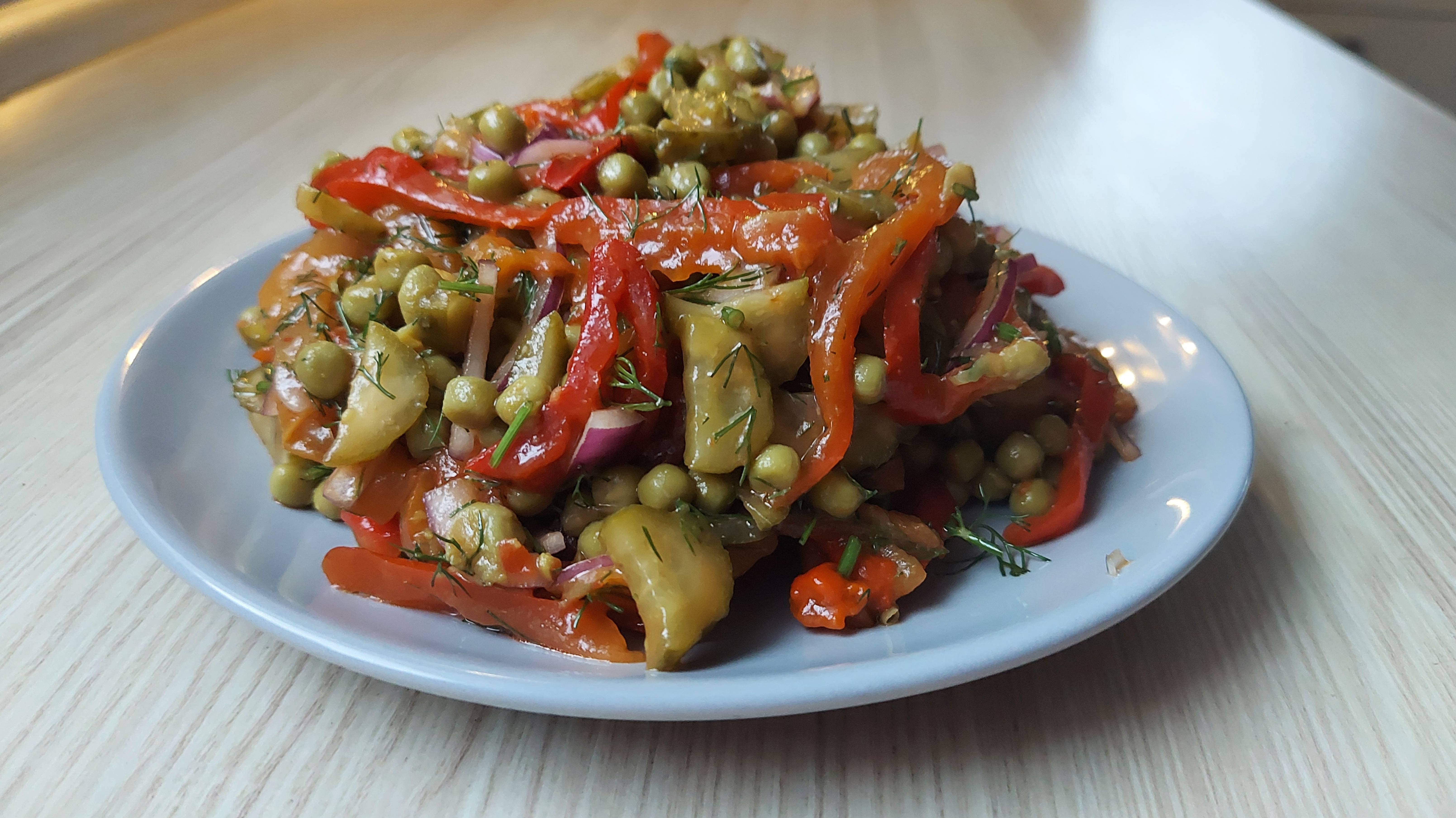 Очень вкусный салат с лечо-обязательно приготовьте. Этот салат улетает первым со стола! смотреть онлайн