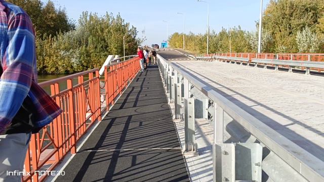 Бобреневский мост город Коломна, Рыбаки ловят рыбу, Много народу гуляют... смотреть онлайн