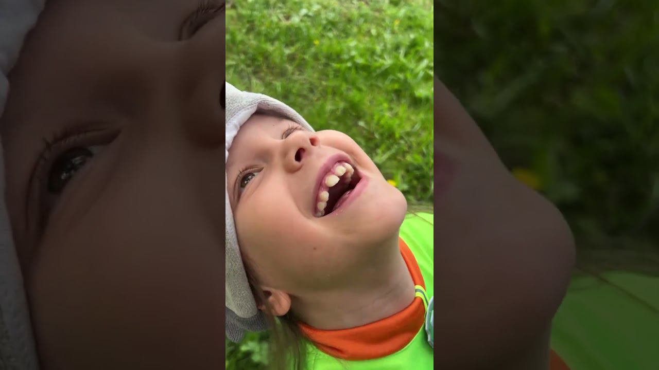 Любители березового сока #двойняшки #близняшки #мамаблогер #многодетнаясемья #дочки #березовыйсок смотреть онлайн