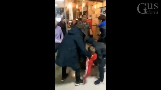 Разъярённая толпа молодых людей пытается проучить торговцев магазина в ТЦ "КРУИЗ". 22 марта 2020 г. смотреть онлайн