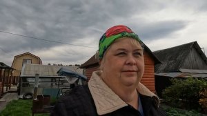 Дачные дела ещё продолжаются. Муж готовит плов а я вкусный пирог.