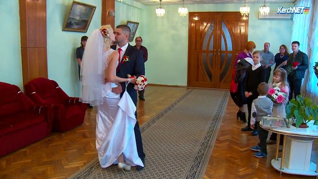 Керчь: в российской Керчи сыграли 1000 свадьбу смотреть онлайн