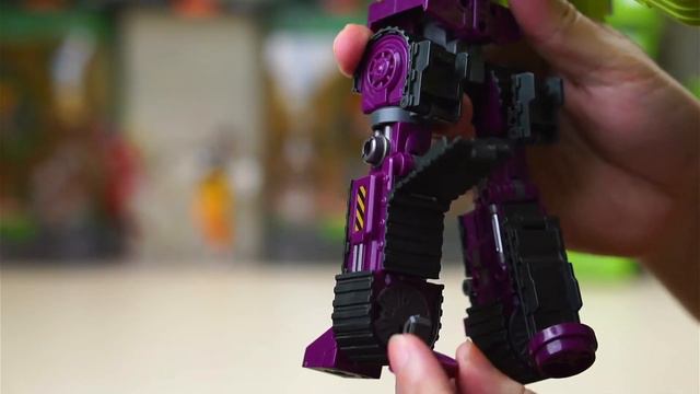 Jinbao Scavenger And Bonecrusher Review, Oversized KO Of Generation Toys Gravity Builder