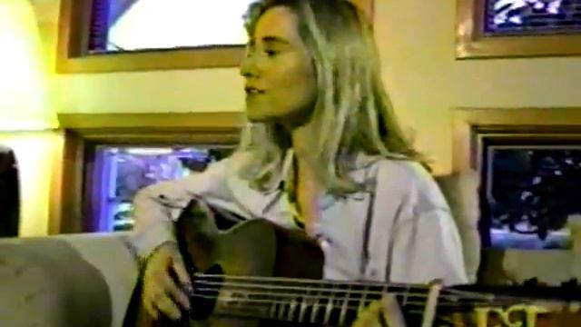 Maureen McCormick - Brady songbird sings! (ET - Mary Hart File interview) смотреть онлайн