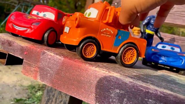 Lightning Mcqueen Toys#disneypixarcars #lookingforlightningmcqueen #lightningmcqueentoys #cars