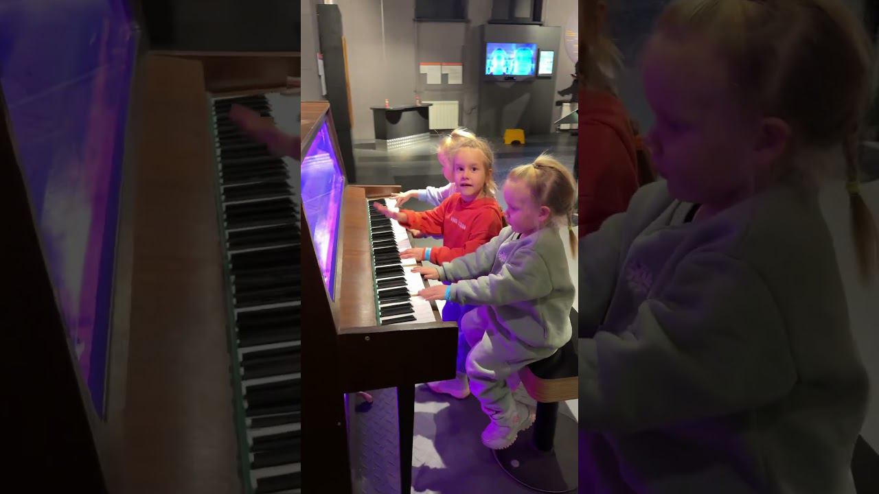 Музицируют #двойняшки #близняшки #мамаблогер #дети #многодетнаясемья #дочки #сестры #тройняшки#семья смотреть онлайн