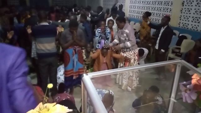 Ni kimbunga mkesha wa Vijana смотреть онлайн