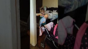 Девочка играет с куклой,ребенок 2 года 4 месяца.Ма