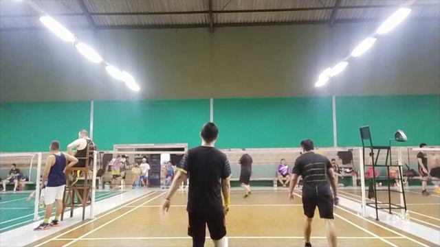 Badminton seru, pantang menyerah pemainnya (Koh Tedy/Koh Itan Vs Koh Edy/Koh David) смотреть онлайн