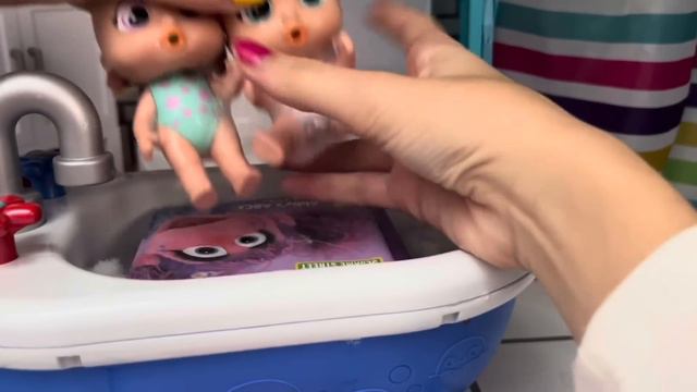 Cry baby doll has an accident in the Bath! смотреть онлайн