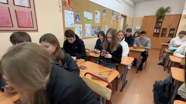 (12+) Сегодня мытищинские школьники написали итоговое сочинение смотреть онлайн
