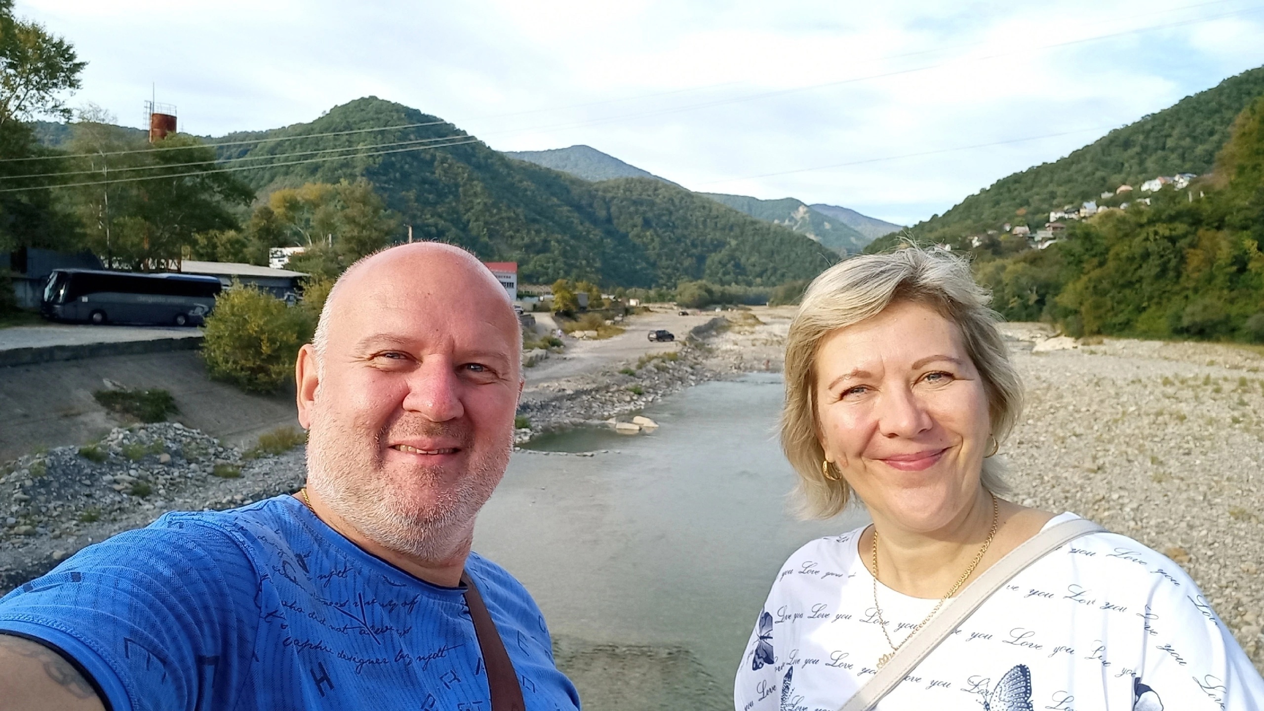 Лазаревское в бархатном сезоне 2024/Южные вкусняшки/Набережная реки Псезуапсе/Подвесной мост смотреть онлайн