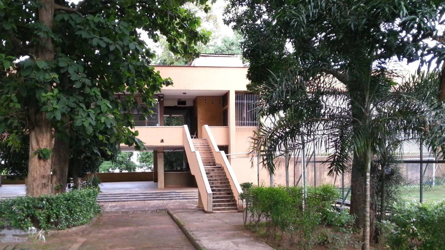 Гвинея. Конакри. Посольство. Спортивный комплекс.