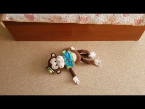 Обезьянки прыгали в кроватке.