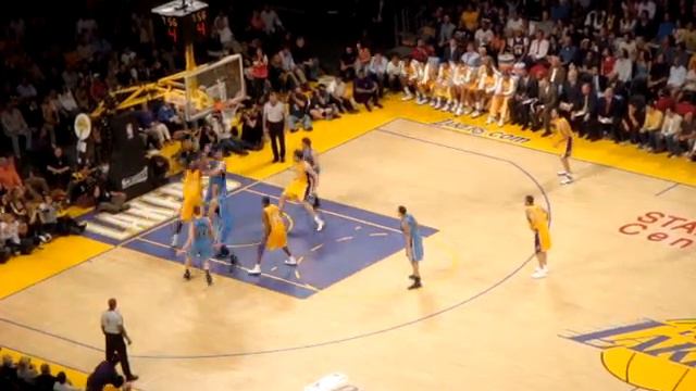 Lamar Odom Dunks on Mehmet Okur смотреть онлайн