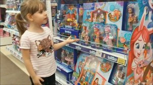 Покупаем куклу Энчантималс в магазине игрушек
