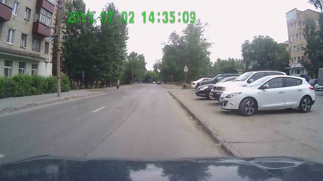 Выскочил из за припаркованной машины смотреть онлайн