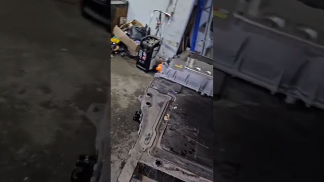 Пузатый Порш 🥴 замена батареи #тайкан #порше #электрокар #su7 смотреть онлайн