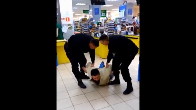 Задержание хулигана в магазине на юге Волгограда попало на видео смотреть онлайн