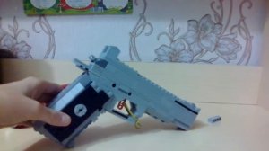 Lego пистолет. стреляющий.