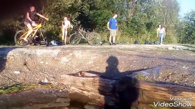 Школьник прыгнул на велосипеде в воду смотреть онлайн